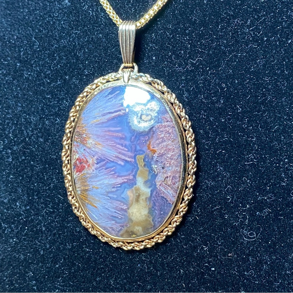 Stunning Vintage 14K Gold Pendant with Scenic Agate